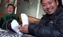 挠男生脚心视频,视频爆笑全场！